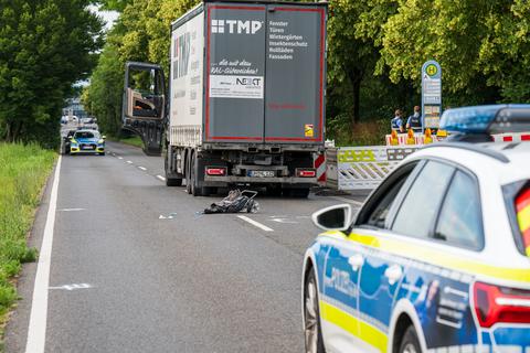 J Hrige Wird Bei Unfall Mit Lkw Lebensgef Hrlich Verletzt